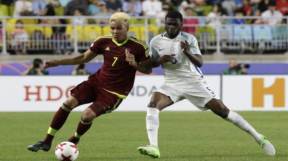 El venezolano Adalberto Peñaranda (izq.) lucha por la pelota con Fikayo Tomori, de Inglaterra, en el partido final del Mundial Sub-20, celebrado el 11 de junio de 2017 en    Suwon, Corea del Sur.