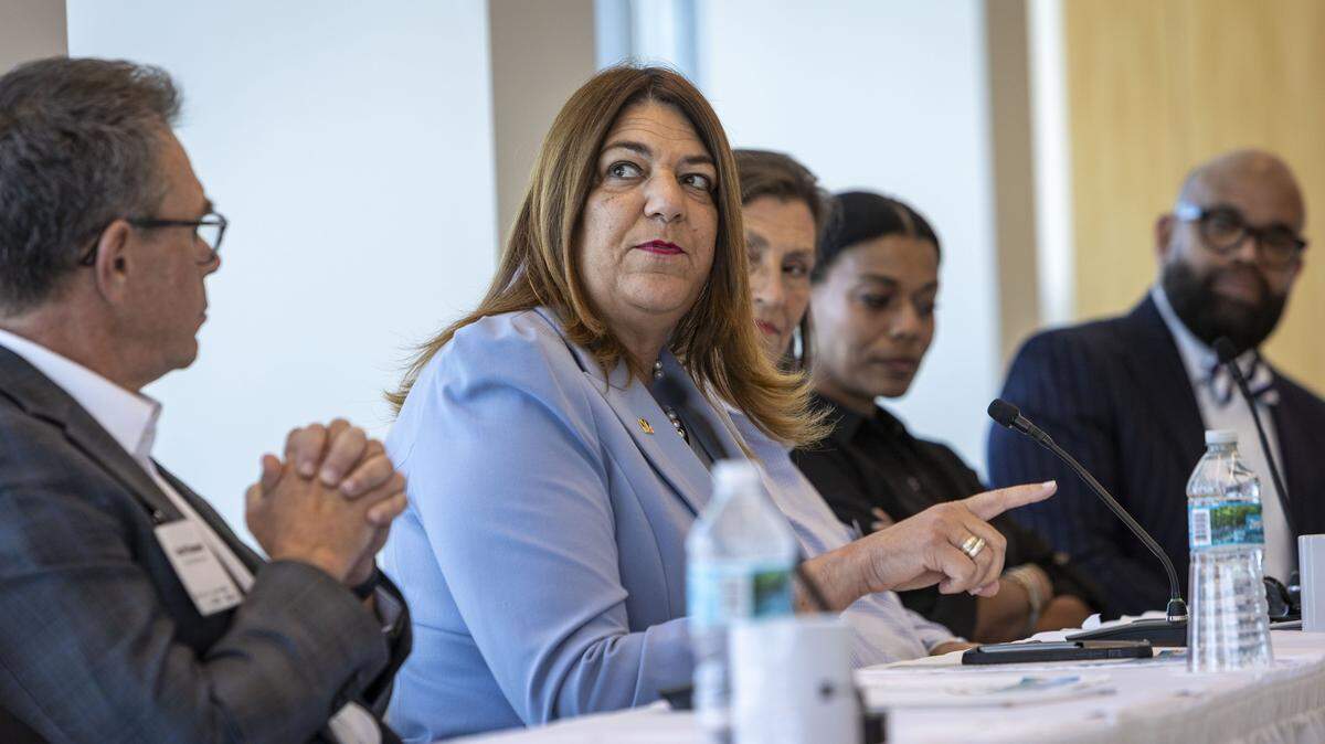 Madeline Pumariega (centro), presidenta del Miami Dade College, participa en un panel con líderes de la comunidad, el 7 de octubre de 2025, en Miami. El martes 21 de octubre de 2025, Google donó $2 millones al Miami Dade College (MDC) para impulsar un programa de enseñanza de inteligencia artificial.