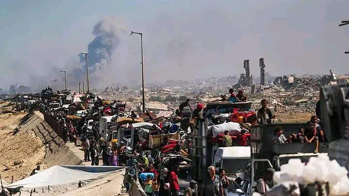 TERRITORIOS PALESTINOS, FRANJA DE GAZA – 16 DE SEPTIEMBRE DE 2025: Un convoy de refugiados. Hasan Alzaanin/TASS/Sipa USA