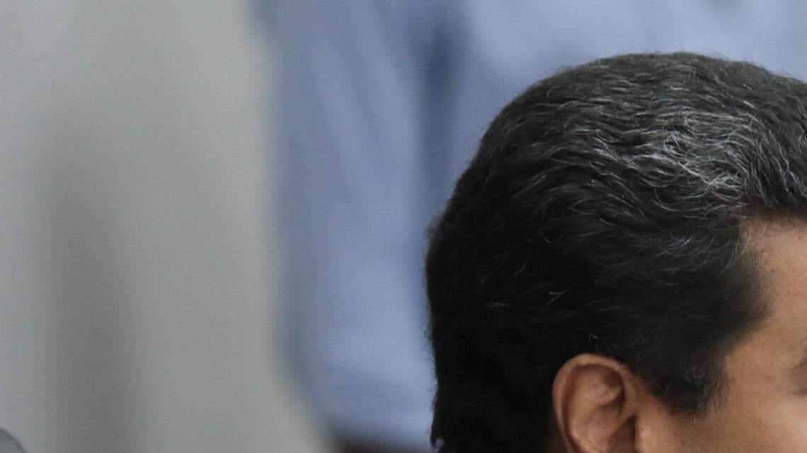 Fotografía cedida por prensa de Miraflores del presidente de Venezuela Nicolás Maduro (i), quien habla durante un Consejo de Ministros el martes 16 de mayo de 2017, en la ciudad de Caracas, Venezuela.