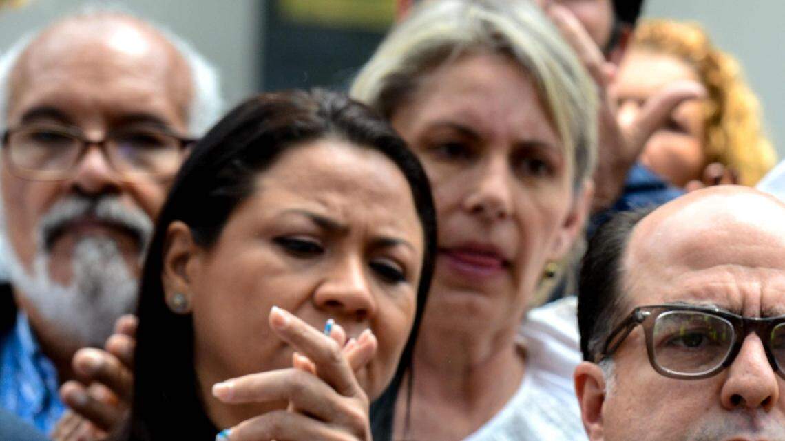 Julio Borges, presidente de la Asamblea Nacional de Venezuela, rompe el decreto del Tribunal Supremo de Justicia en donde asume las funciones del Parlamento, el jueves frente a la sede del cuerpo legislativo en Caracas. 