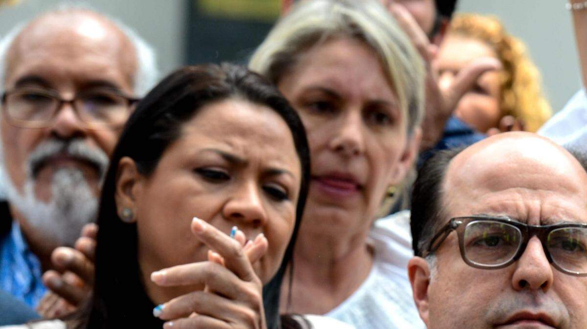 Julio Borges, presidente de la Asamblea Nacional de Venezuela, rompe el decreto del Tribunal Supremo de Justicia en donde asume las funciones del Parlamento, el jueves frente a la sede del cuerpo legislativo en Caracas. 