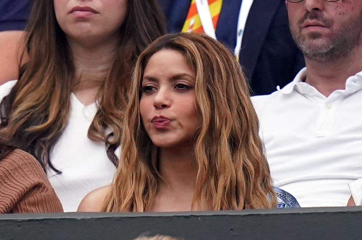 Shakira viendo la semifinal de individuales de caballeros entre Carlos Alcaraz y Daniil Medvedev el día doce del Campeonato de Wimbledon 2023 en el All England Lawn Tennis and Croquet Club en Wimbledon.