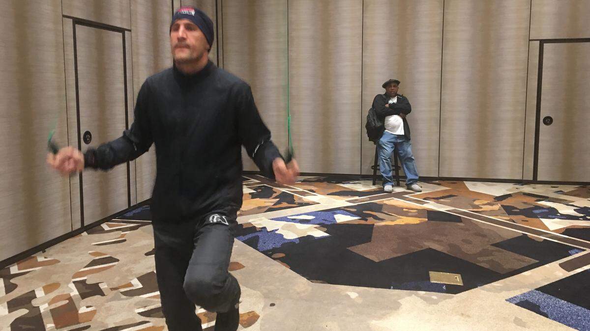 SERGEY KOVALEV entrena mientras Buddy McGirt lo contempla de lejos.