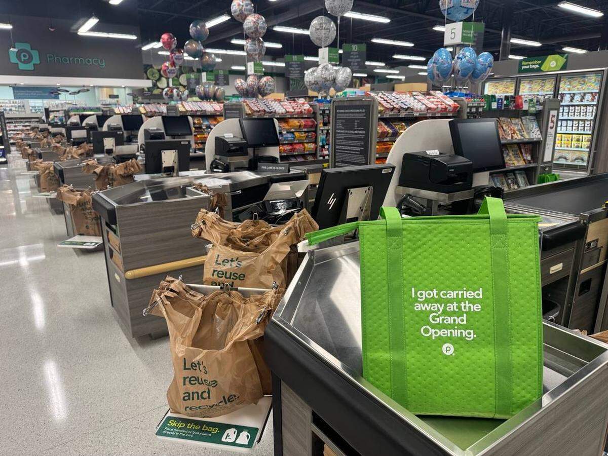 Publix le dio la bienvenida a los clientes a las 7 a.m. en el grand opening de su tan esperada tienda en el mall Briar Bay. Se regalaron bolsas.