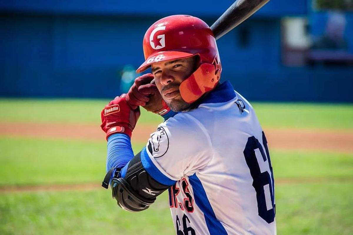 Cuba regresó a La Habana con un hombre de menos. Iván Prieto González, quien era el receptor de bullpen de la selección que participó en el Clásico Mundial de Béisbol, se quedó en Miami después del choque del domingo contra los Estados Unidos.