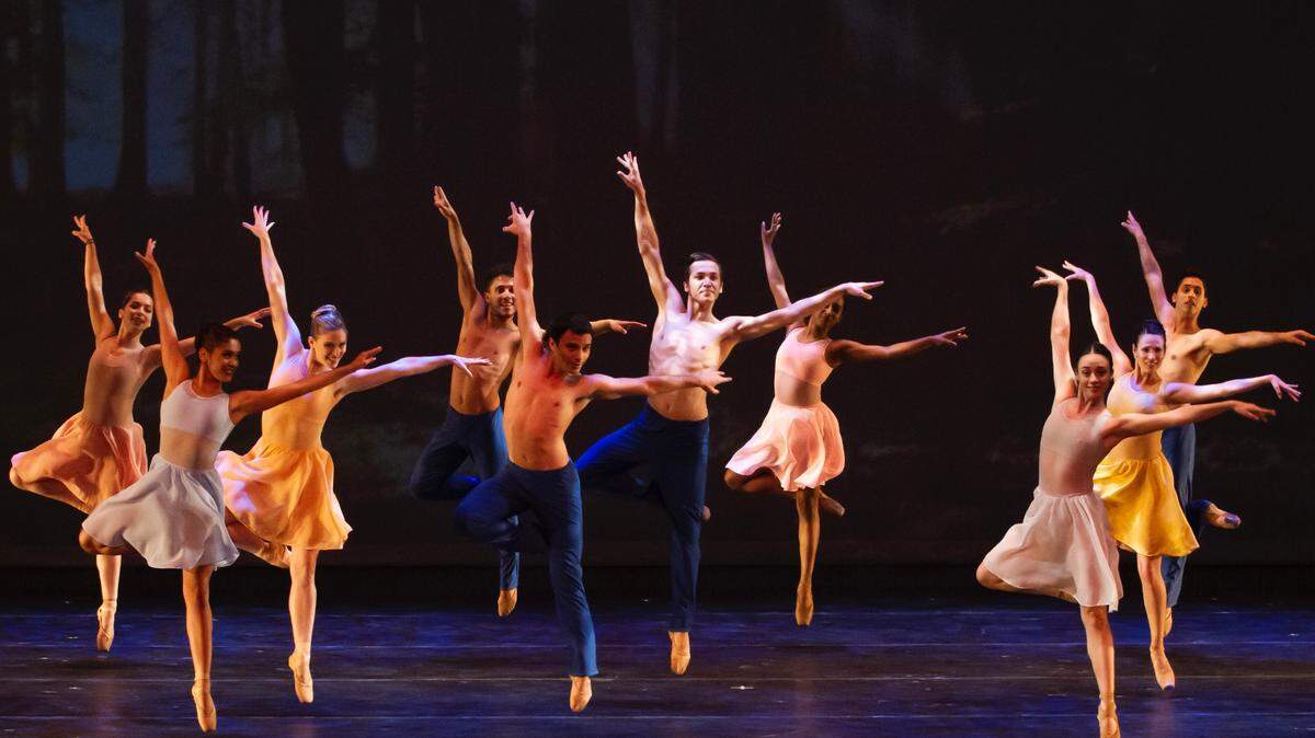 Los bailarines de Dimensions Dance Theatre of Miami en “Adiemus”, de David Palmer y Yanis Pikieris.