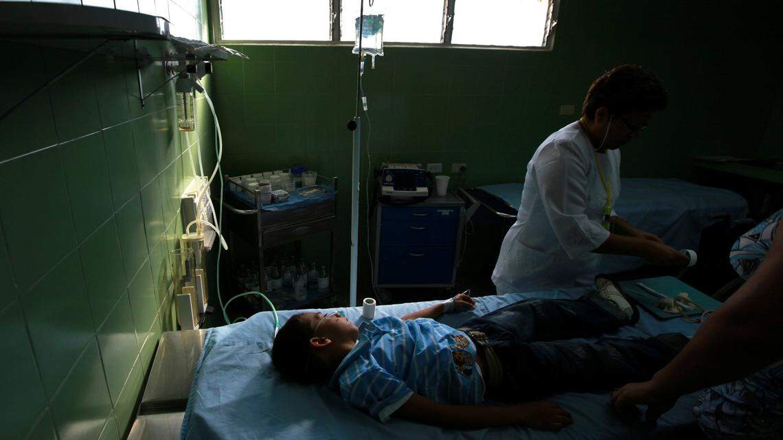 Un niño venezolano es atendido por médicos cubanos en guarenas, Caracas, en mayo del 2010.