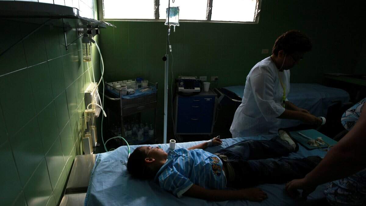 Un niño venezolano es atendido por médicos cubanos en guarenas, Caracas, en mayo del 2010.