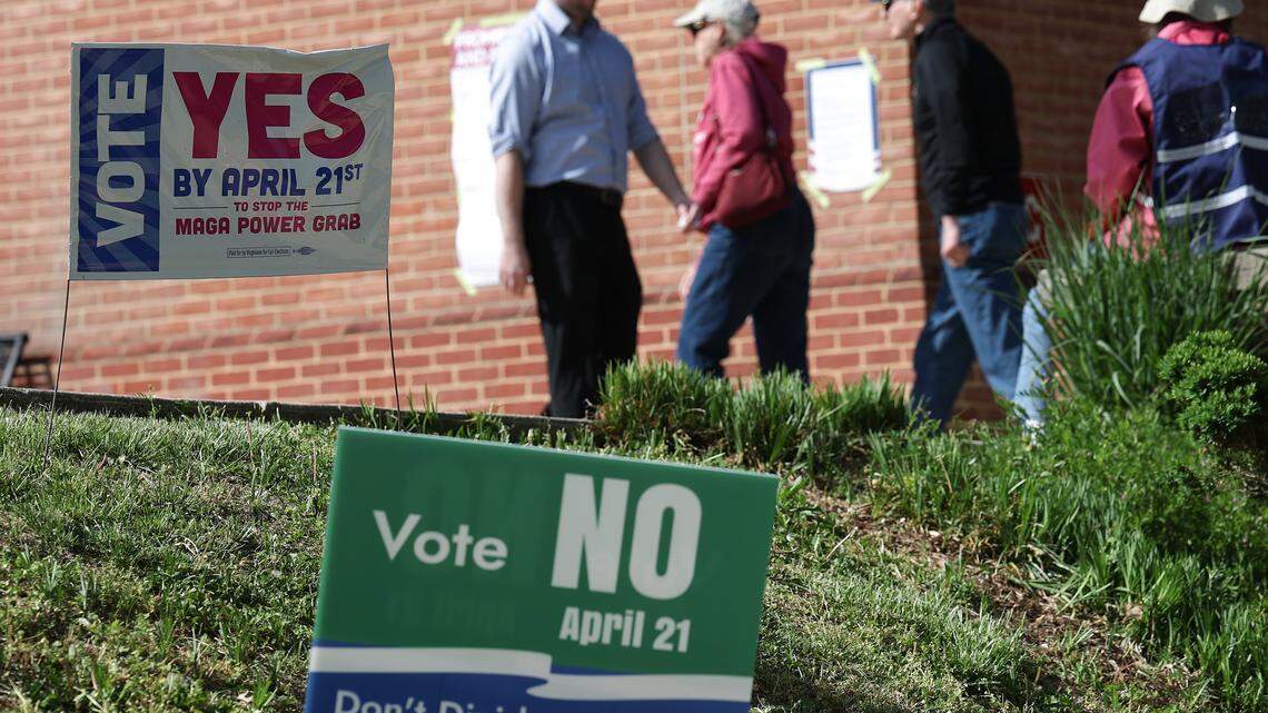 Votantes llegan antes de emitir sus votos en un centro de votación ubicado en la biblioteca Westover el 21 de abril de 2026 en Arlington, Virginia.