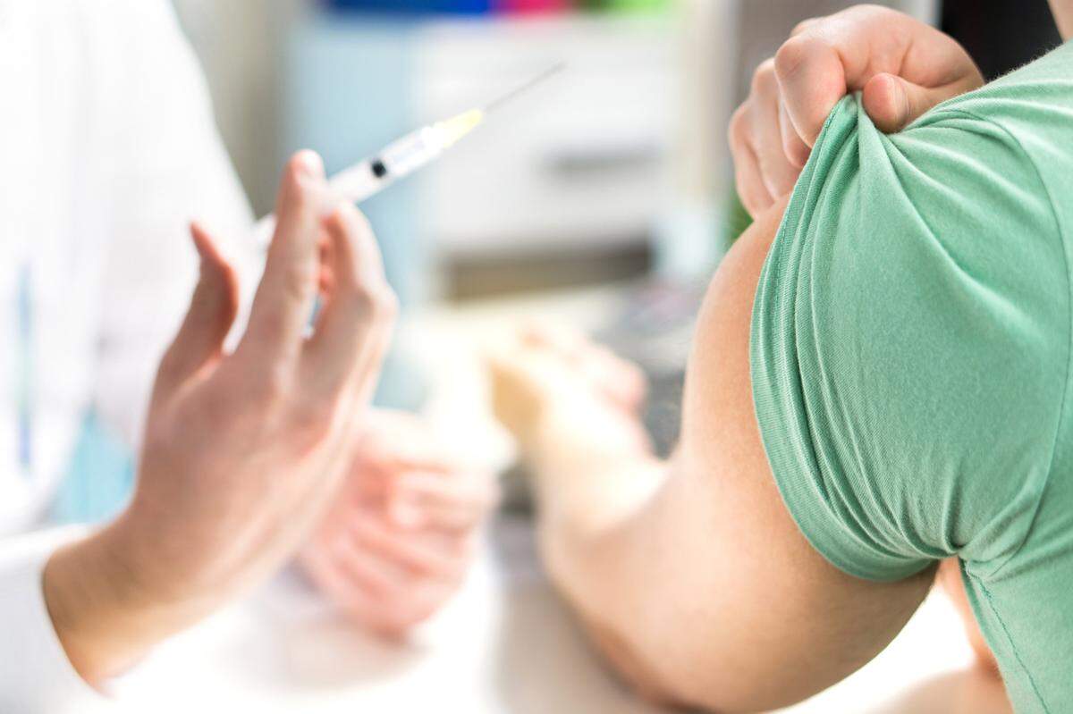 La vacuna contra la influenza ha demostrado reducir la probabilidad de que un niño muera de gripe hasta en un 60 por ciento, según datos del Departamento de Salud.