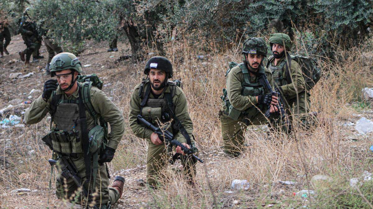 Tropas de Israel toman posiciones durante una operación en la franja de Gaza.
