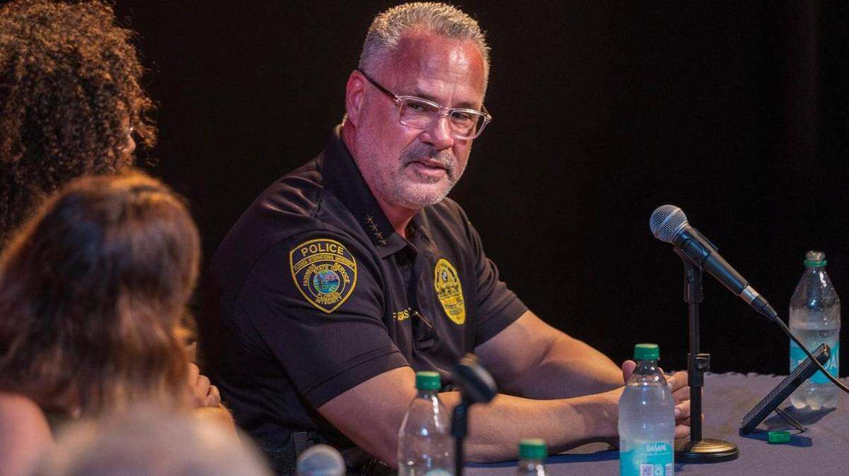 El jefe de la policía de FIU, Alexander Casas (extrema derecha), respondió preguntas durante un panel que incluyó a expertos en inmigración, profesores de FIU y líderes estudiantiles para abordar las preocupaciones de la comunidad sobre la colaboración de la policía de FIU con ICE.