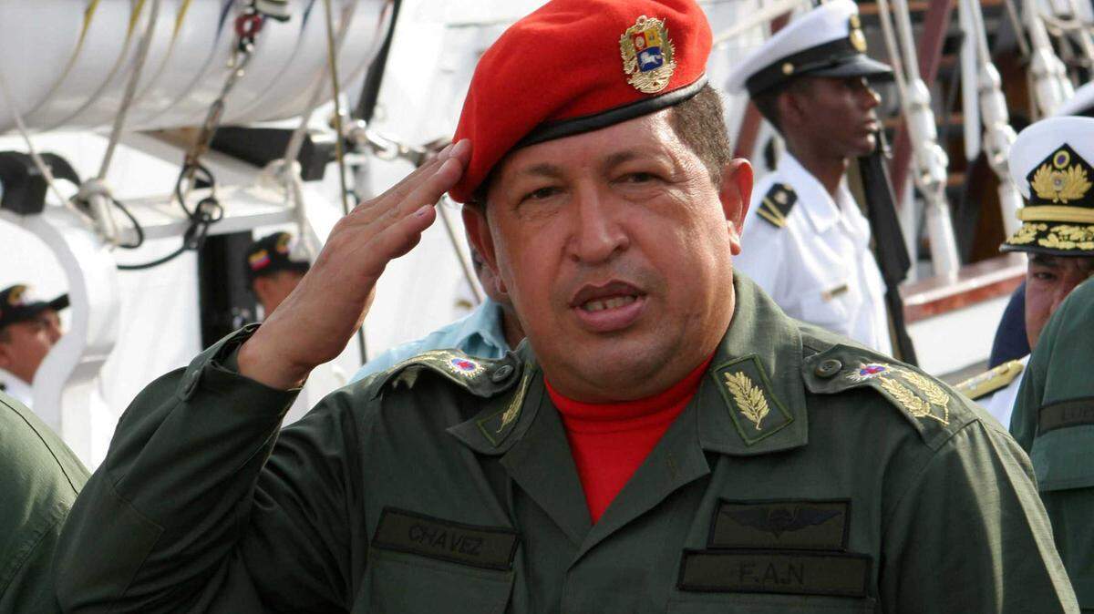 Foto de archivo del exgobernante de Venezuela, Hugo Chávez, durante una ceremonia militar el 28 de febrero de 2009.