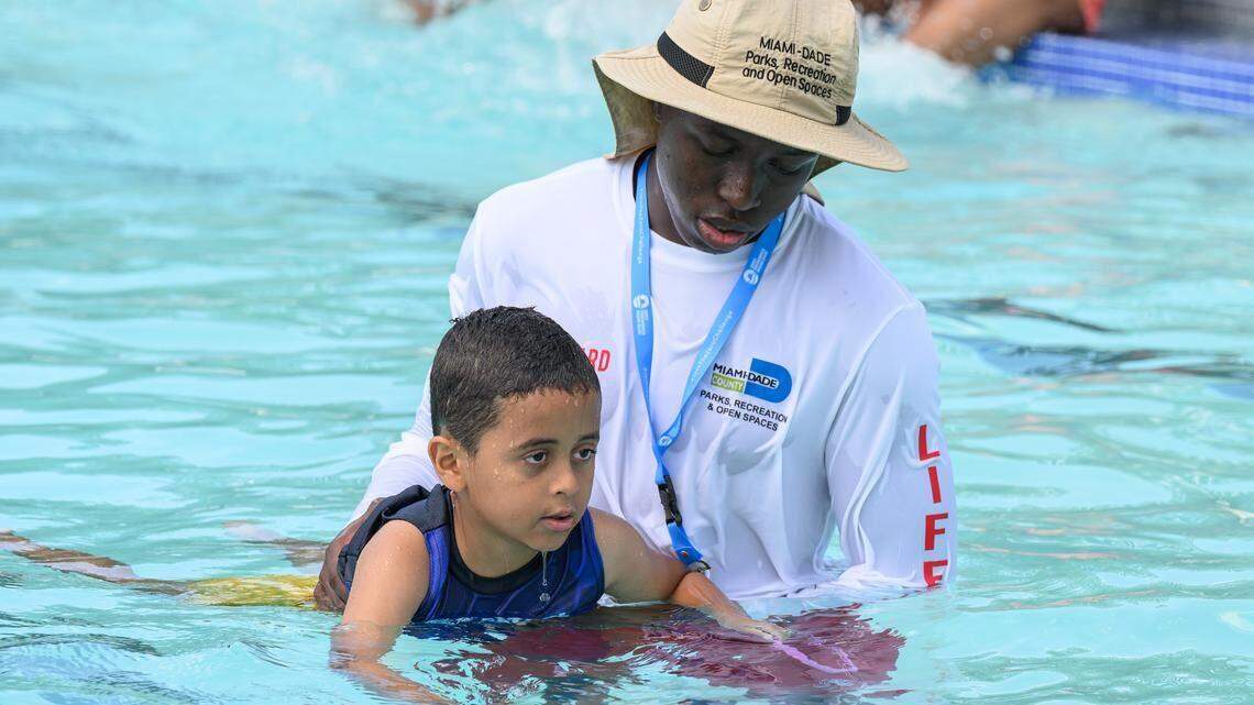 Se ofrecen clases gratuitas de natación y seguridad acuática para niños del Condado Miami-Dade