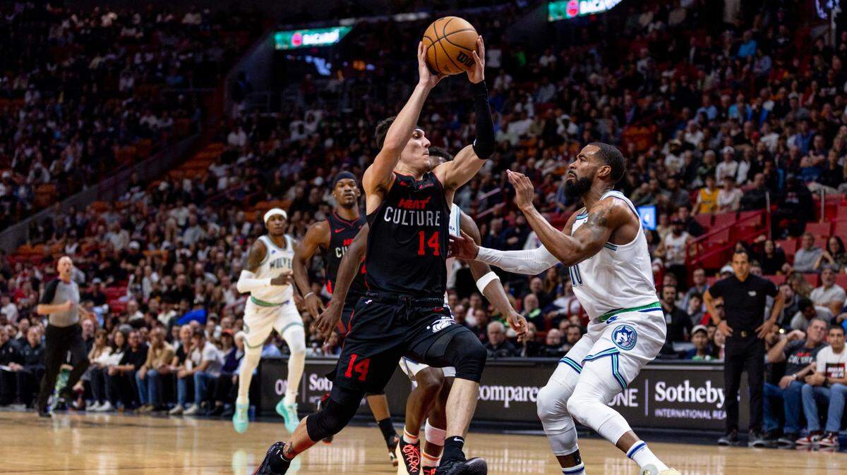 El jugador del Heat Tyler Herro (14) entra al aro ante la marca de Mike Conley, de los Timberwolves de Minnesota, en el partido celebrado el 19 de diciembre de 2023 en Miami.