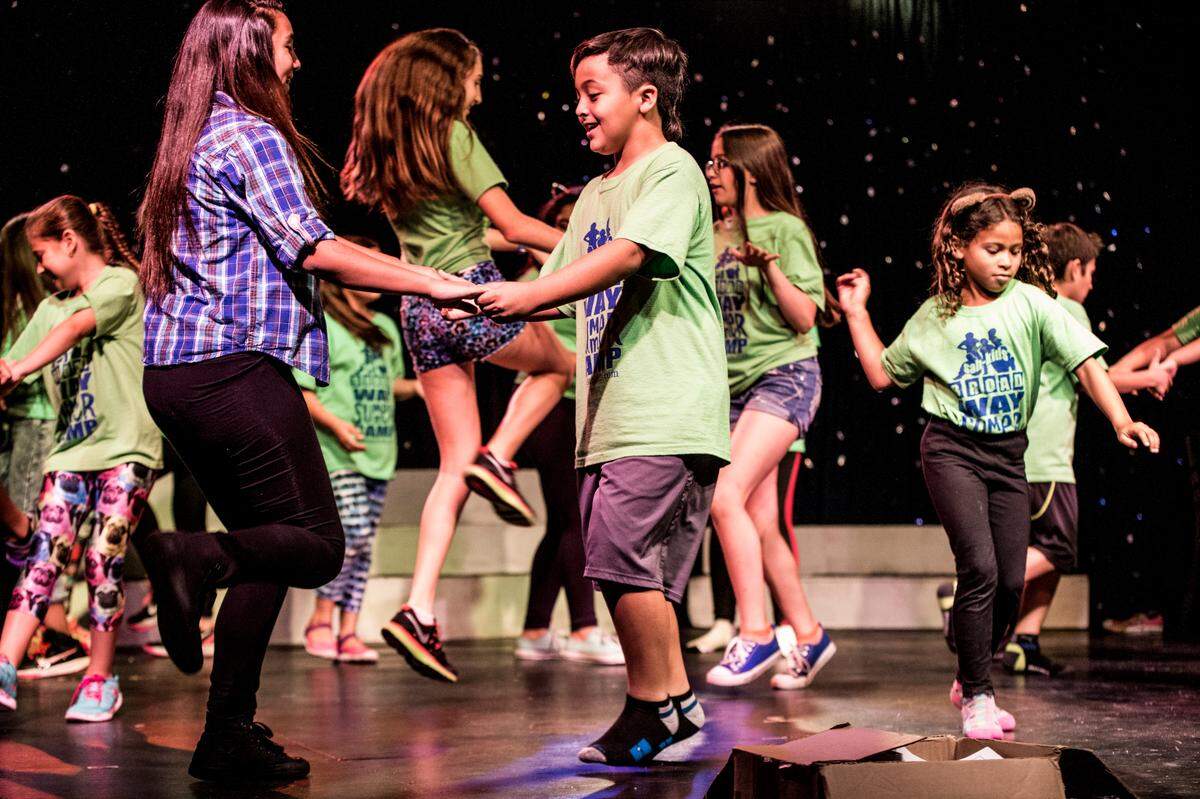“Con los pequeños comenzamos jugando al teatro”, afirma Andrés Mejía. 