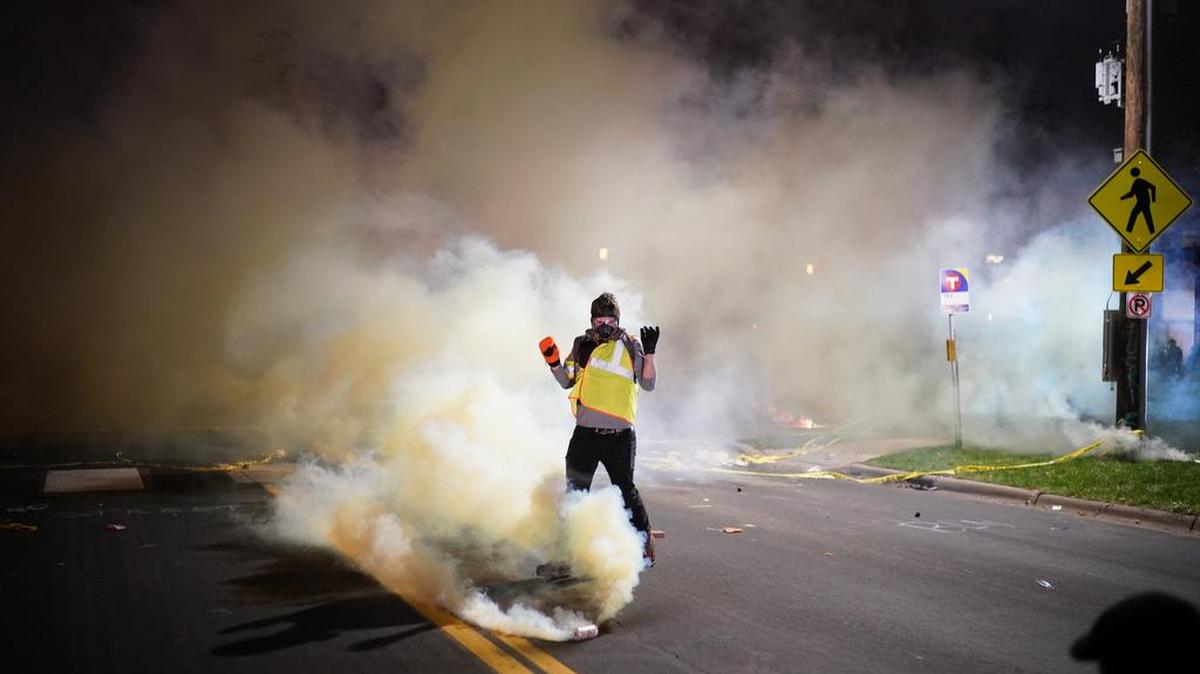 La policía dispara dispersantes contra una multitud de manifestantes frente al Departamento de Policía del Centro de Brooklyn, el domingo 11 de abril de 2021, en el Centro de Brooklyn, Minnesota.