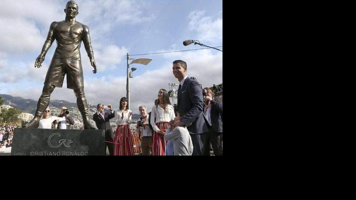 Elaborada con 800 kilos de bronce y de 3,40 metros de altura, la estatua es obra del artista madeirense Ricardo Velosa, quien aseguró haberse inspirado en la posición de Ronaldo antes de tirar las faltas para diseñarla.