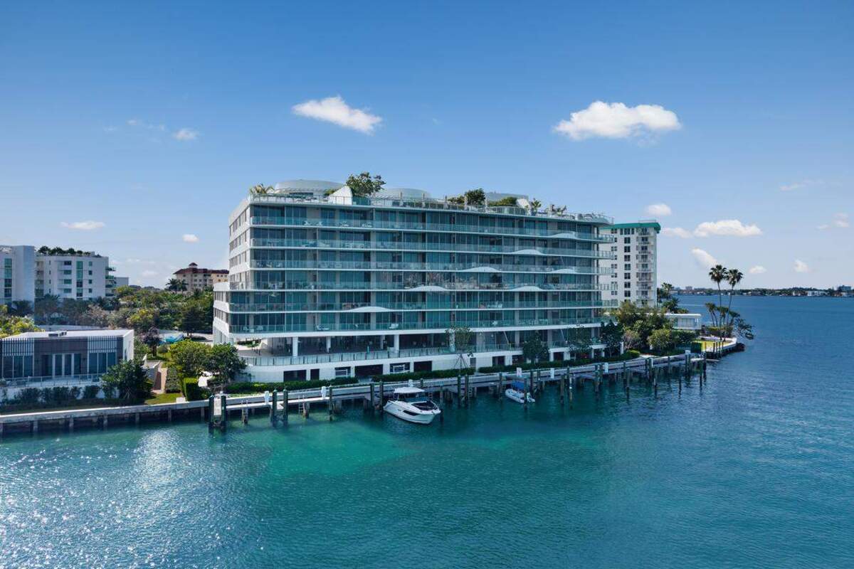 Onda Residences es un edificio de condominios de ultra lujo en Bay Harbor Islands, Florida.