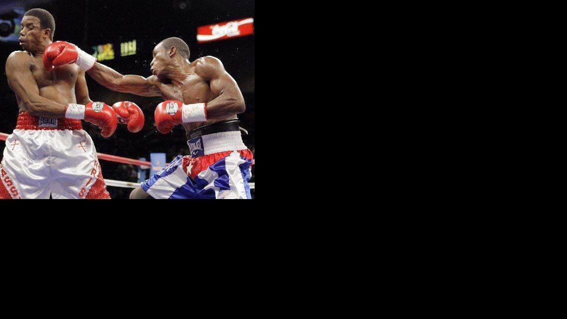 Erislandy Lara, de Cuba, derecha, lanza la derecha a Chris Gray, de Baton Rouge, La., durante la pelea del 2 de mayo del 2009, en el MGM Grand en Las Vegas.