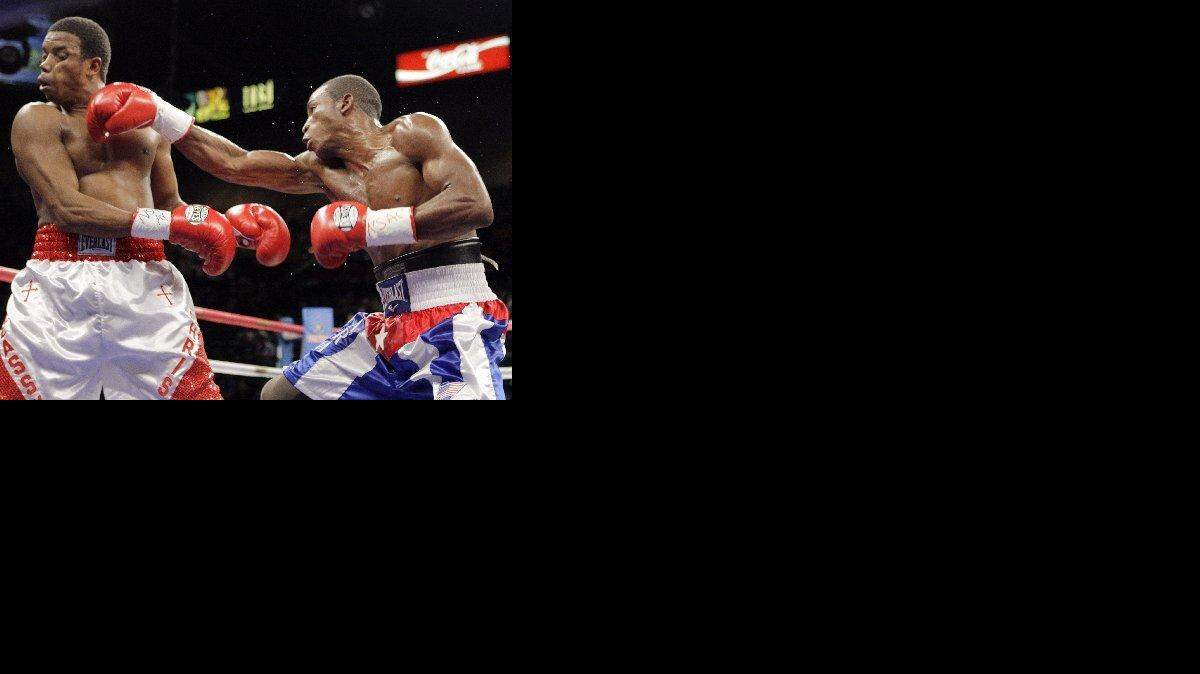 Erislandy Lara, de Cuba, derecha, lanza la derecha a Chris Gray, de Baton Rouge, La., durante la pelea del 2 de mayo del 2009, en el MGM Grand en Las Vegas.