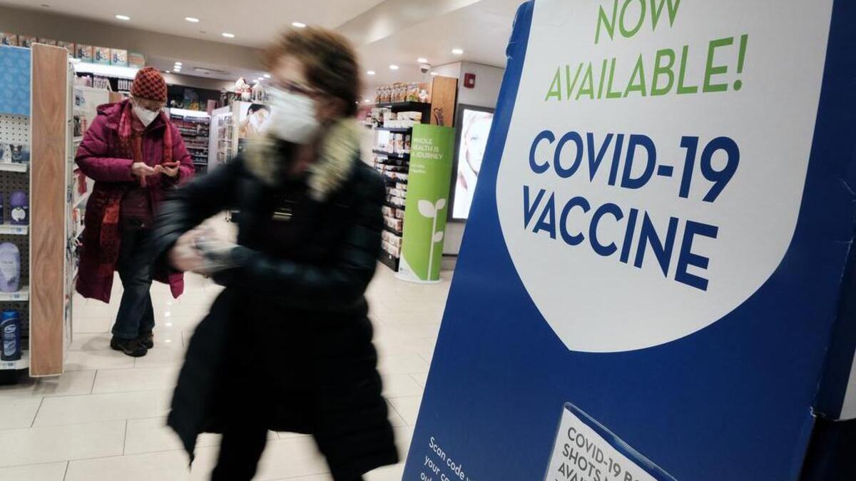 Una farmacia en Grand Central Terminal anuncia la vacuna COVID-19 el 9 de diciembre de 2021 en la ciudad de Nueva York. (Spencer Platt / Getty Images / TNS)