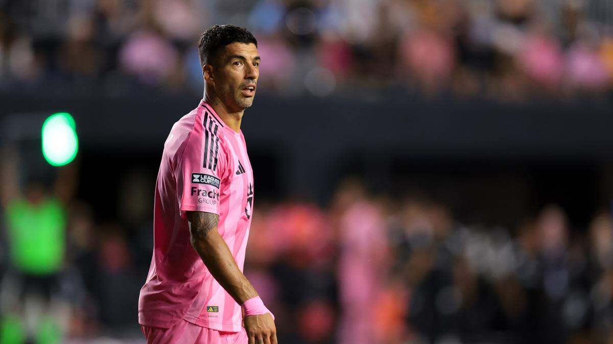 El uruguayo Luis Suárez estuvo en el centro de la monumental riña desatada la noche del domingo tras la derrota de su Inter Miami 3-0 frente al Seattle Sounders en la final de la Leagues Cup, durante la cual pareció escupir a un miembro del cuerpo técnico rival.