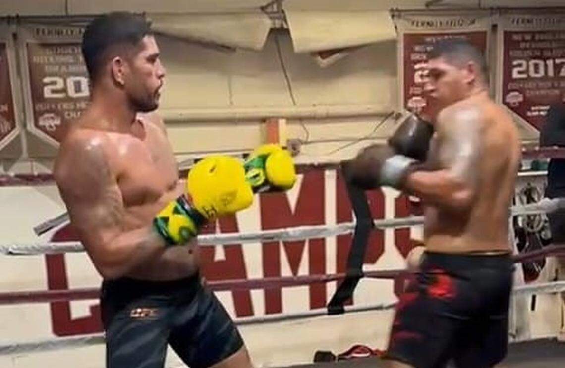 Yordan Fuentes (der.) es el cubano que le aguantó la mano a Alex Pereira y pelea por comprarse una casa.