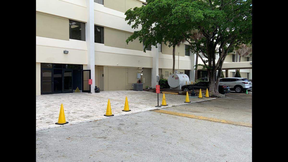 La entrada de Avana Plastic Surgery en el edificio ubicado en el 8700 W. Flagler Street.