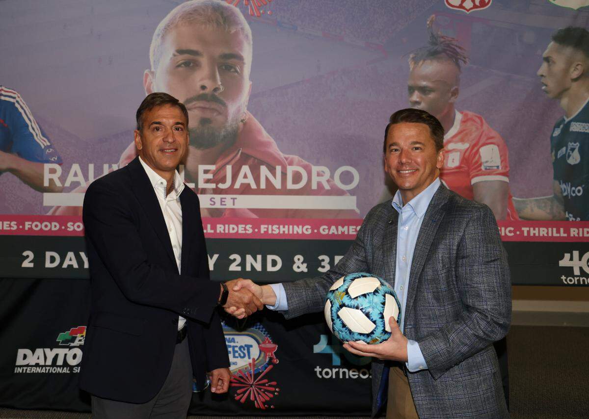 Ignacio Galarza, ejecutivo principal de Torneos (izq.), y Frank Kelleher, presidente del Autódromo Internacional de Daytona, unieron experiencias para montar el Daytona Soccer Fest. .