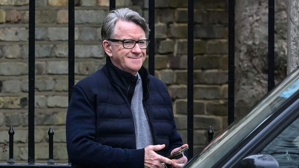 El exembajador del Reino Unido en Estados Unidos, Peter Mandelson, aparece en la imagen cuando sale de su residencia en el centro de Londres, el sábado 21 de febrero de 2026. Mandelson fue arrestado el lunes 23 de febrero bajo sospecha de mala conducta en un cargo público.