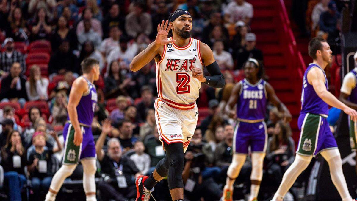 El armador del Heat, Gabe Vincent (2), celebra al anotar una canasta contra los Bucks en el Miami-Dade Arena, el sábado 14 de enero de 2023.