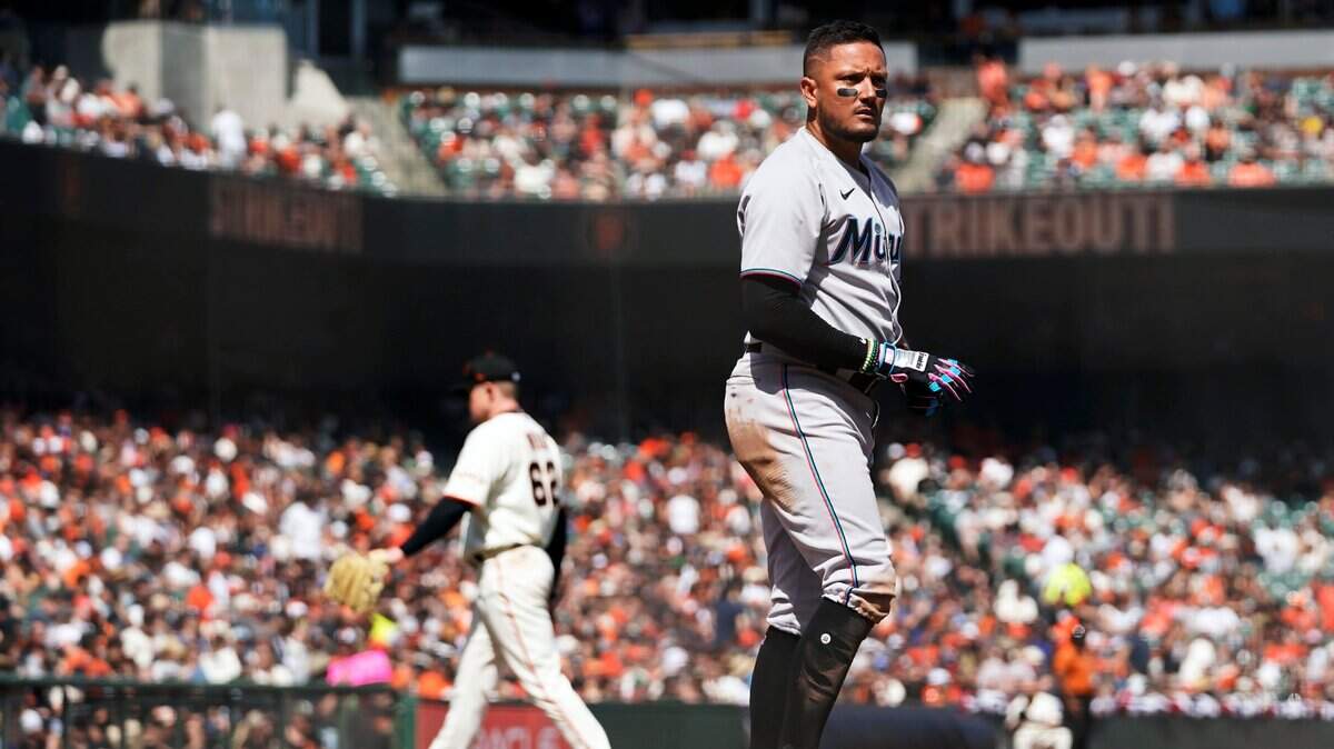 El torpedero de los Marlins Miguel Rojas reacciona tras poncharse en el cuarto inning del partido ante los Gigantes, celebrado el 8 de abril de 2022 en San Francisco.