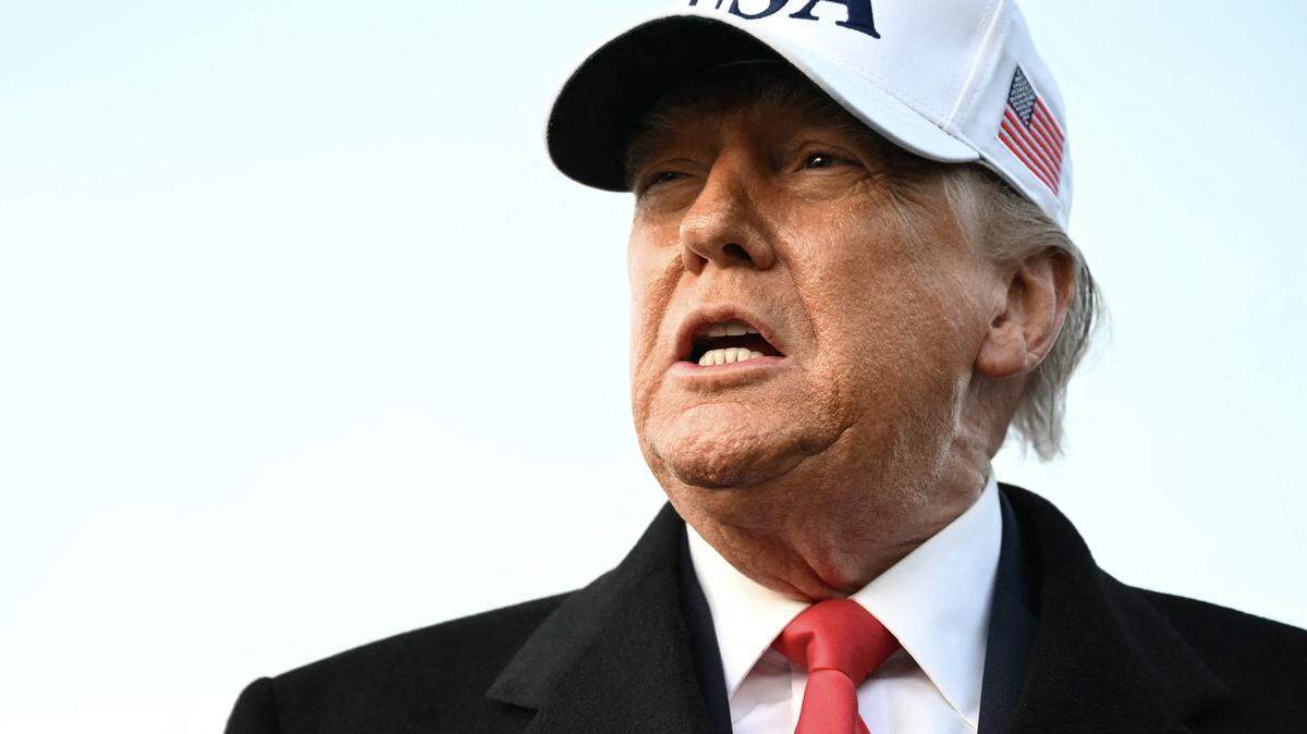 El presidente de EE. UU., Donald Trump, habla con la prensa al regresar a la Base Conjunta Andrews en Maryland, el 13 de enero de 2026.
