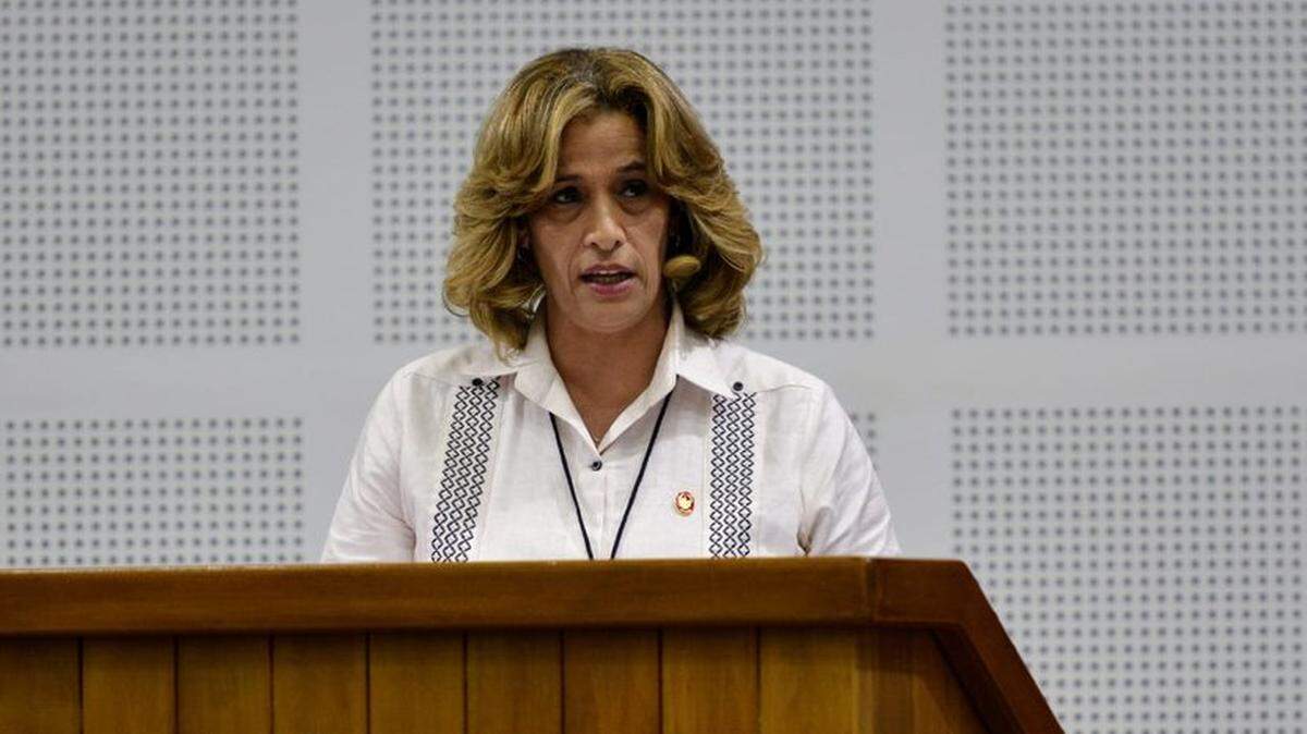 Imagen de archivo de la ministra de comercio interior de Cuba, Betsy Díaz Velázquez, quien explicó la decisión de prorrogar la resolución 56 de 2024, que afecta el comercio mayorista de empresas privadas en la isla.