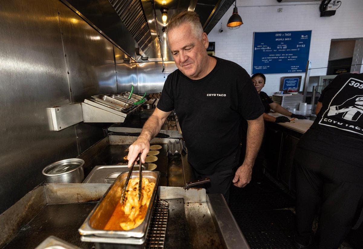 Scott Linquist prepara tacos en Coyo Taco en Wynwood.