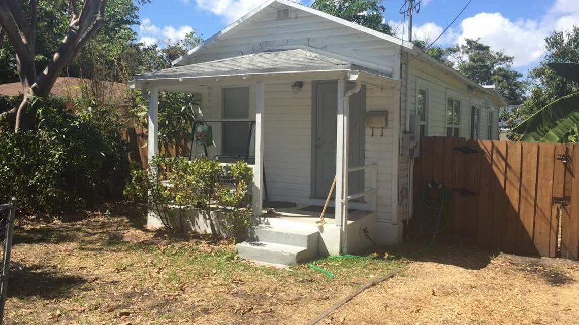 Una casa estilo "shotgun" de 1936 en la avenida Charles, en el oeste de Coconut Grove, era una de las 50 viviendas con armazón de madera propuestas por la Ciudad de Miami para su designaelas como monumento histórico.