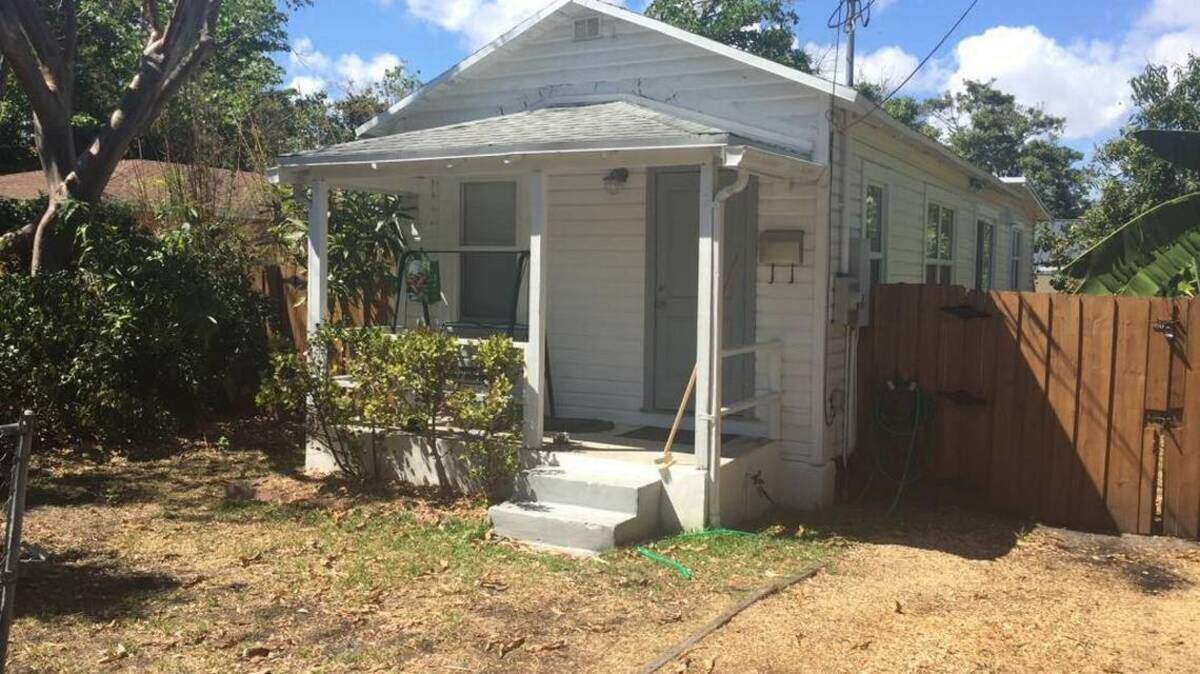 Una casa estilo "shotgun" de 1936 en la avenida Charles, en el oeste de Coconut Grove, era una de las 50 viviendas con armazón de madera propuestas por la Ciudad de Miami para su designaelas como monumento histórico.