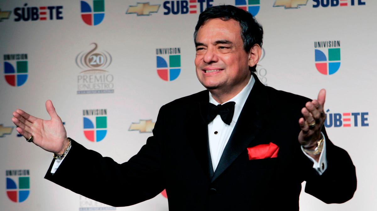 Mexican singer Jose Jose poses for photographers backstage at the Premio Lo Nuestro Latin Music Awards in Miami, Thursday, Feb. 21, 2008. (AP Photo/Lynne Sladky)