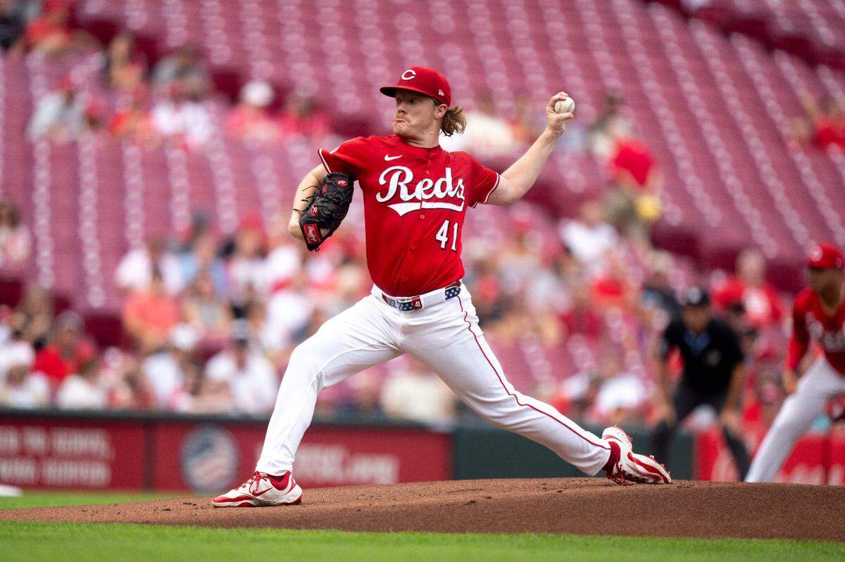 El abridor de los Rojos Andrew Abbott lanza en el primer inning del partido ante los Marlins de Miami, celebrado el 9 de julio de 2025 en el Great American Ball Park en Cincinnati..