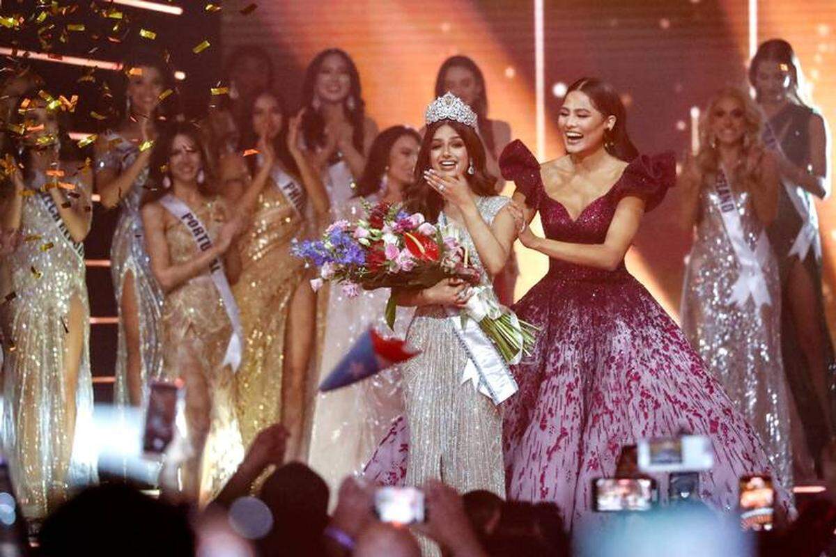 La recién coronada Miss Universo 2021, Harnaaz Sandhu, de India, a la izquierda, junto a Miss Universo 2020, la mexicana Andrea Meza, al final del certamen en Eilat, Israel