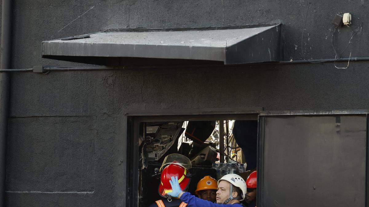 Rescatistas buscan sobrevivientes en el sitio del colapso del techo de una discoteca en Santo Domingo, República Dominicana, el 8 de abril de 2025. 