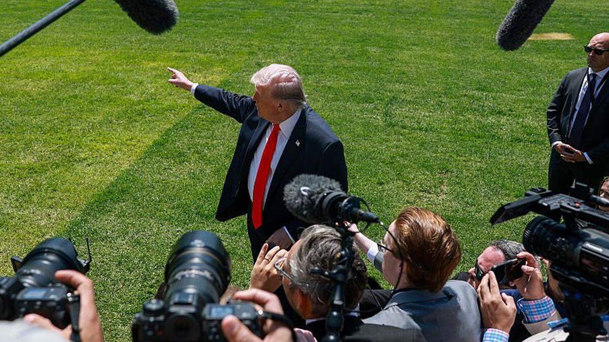 El presidente de los EEUU, Donald Trump, habla con los periodistas antes de partir de la Casa Blanca el 1 de mayo de 2026 en Washington, DC. El presidente Trump viaja a Florida para el fin de semana.