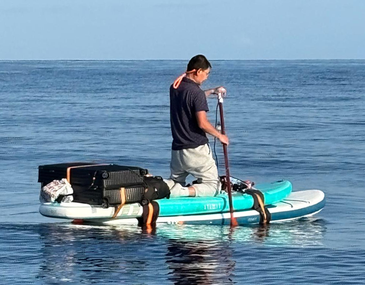 Un migrante chino se trasladaba en una tabla de remo cuando fue interceptado por los guardacostas de Estados Unidos el 4 de febrero de 2025.