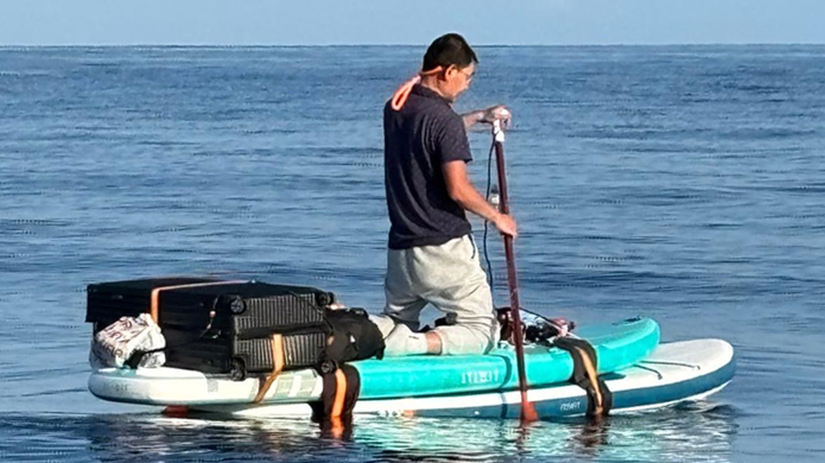 Un migrante chino se trasladaba en una tabla de remo cuando fue interceptado por los guardacostas de Estados Unidos el 4 de febrero de 2025.