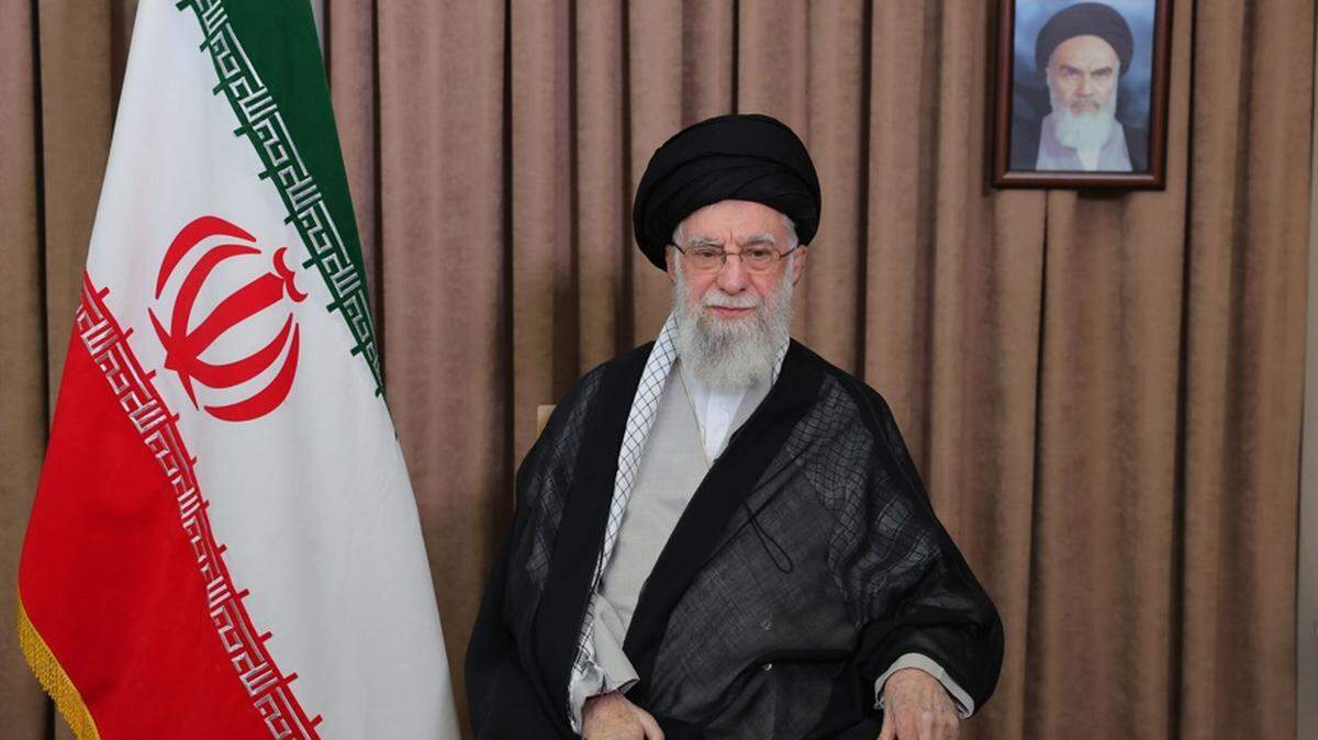 Archivo. Fotografía proporcionada por la oficina del líder supremo iraní que muestra al ayatolá Alí Jameneí, líder supremo de Irán, durante un discurso televisado, en Teherán, Irán, el 13 de junio de 2025. 