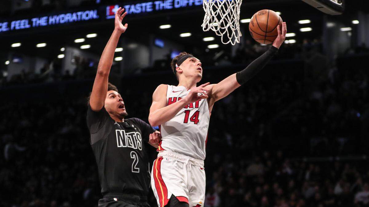 El jugador del Heat de Miami Tyler Herro (der.) entra al aro ante la marca de Cameron Johnson, de los Nets, en el partido celebrado el 15 de enero de 2024 en Brooklyn, Nueva York.