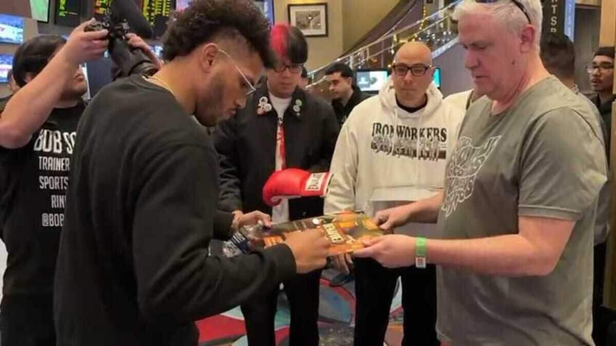 DAVID BENAVIDEZ firma autógrafos a los aficionados que acudieron al MGM Grand.