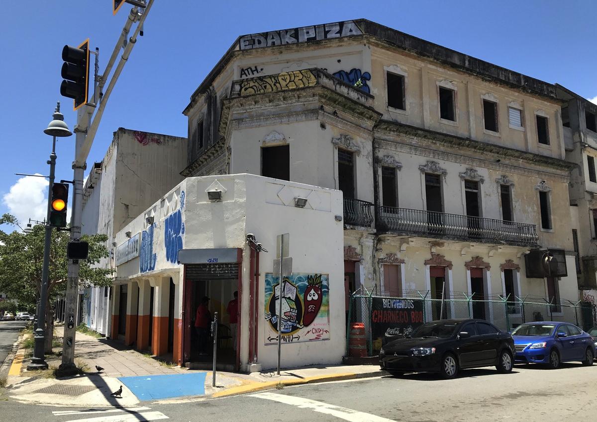 Un edificio abandonado en la avenida Ponce de Leon en Santurce.